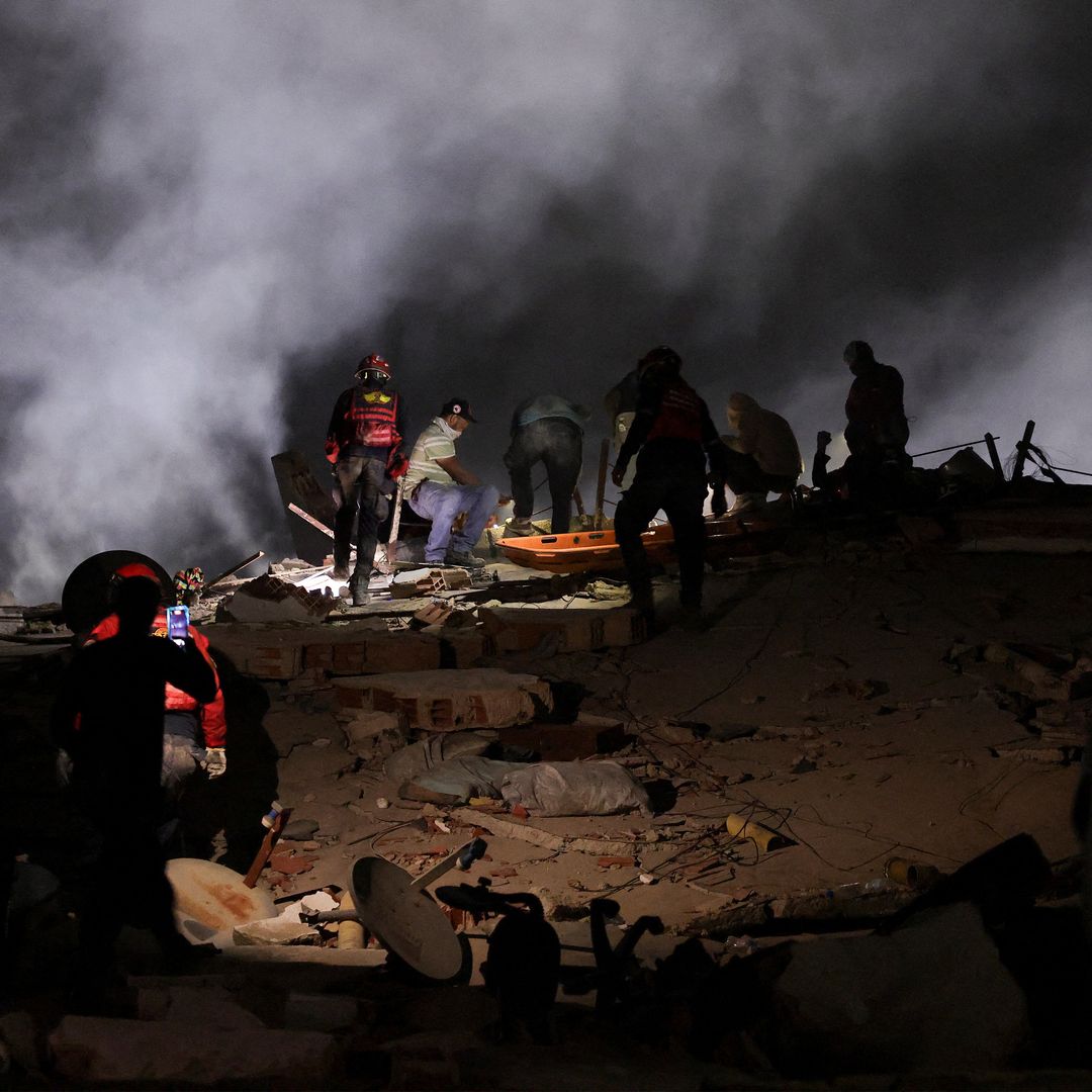 Bomberos y voluntarios trabajan entre los escombros de un edificio derrumbado tras los terremotos que azotaron el país, en La Guaira, Venezuela. Foto: Reuters